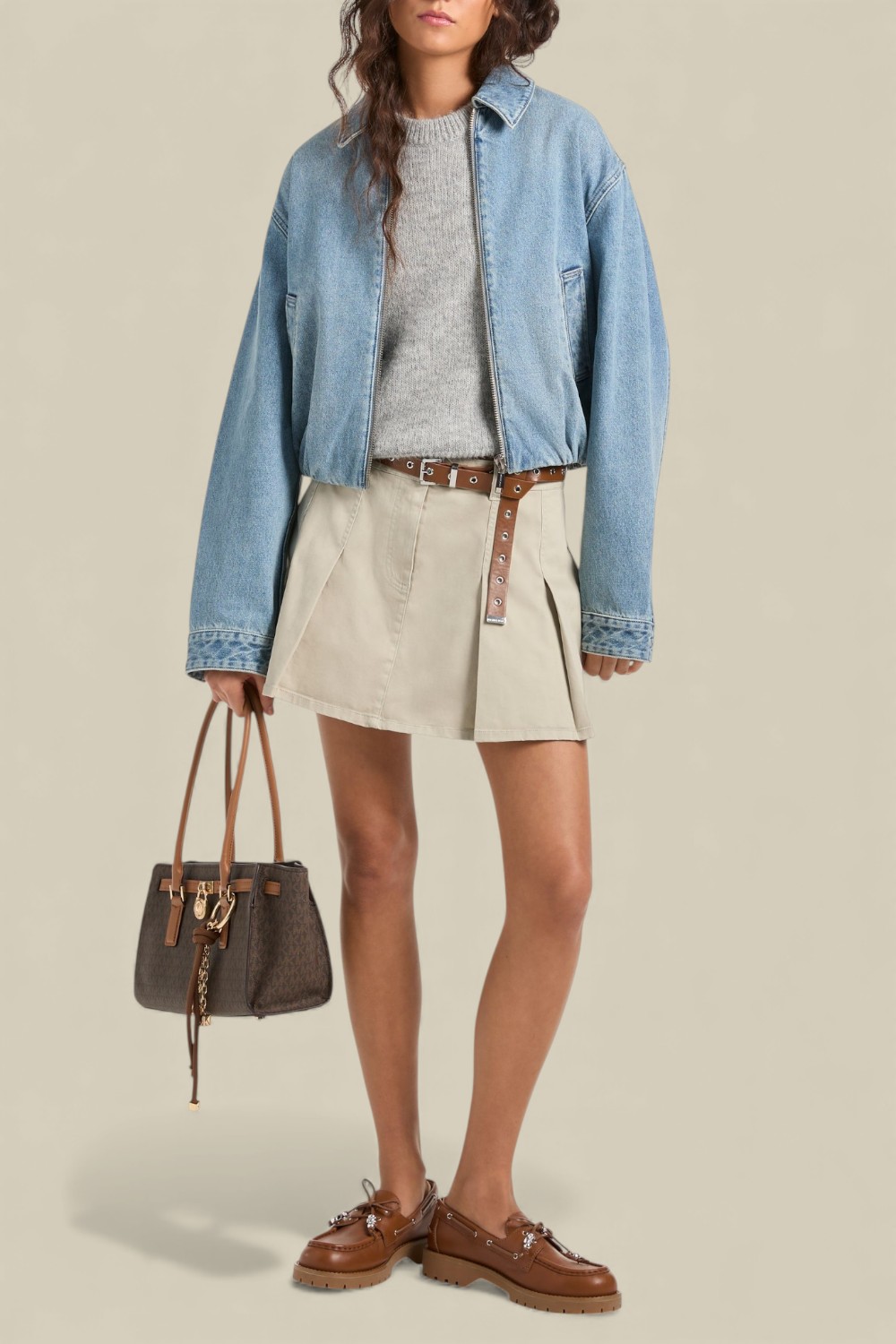 תמונת כל הלוק של ז'קט דנים בומבר